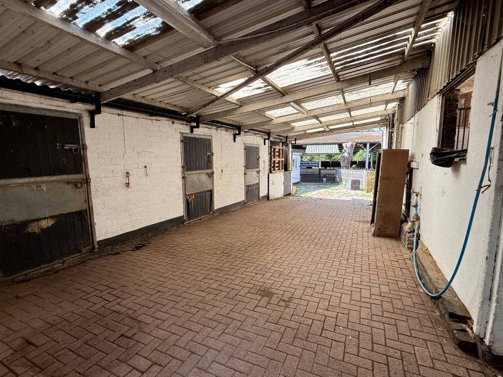 Lot: 80 - EQUESTRIAN FACILITY - INDOOR MANÈGE, STABLES, PADDOCKS AND ACCOMMODATION - Hardstanding